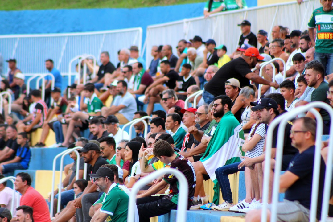 Torcida venda de ingressos para o jogo